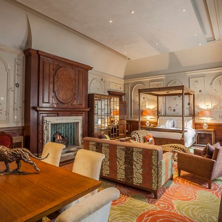 The Roseate Reading Hotel Bagian luar foto The interior of the suite