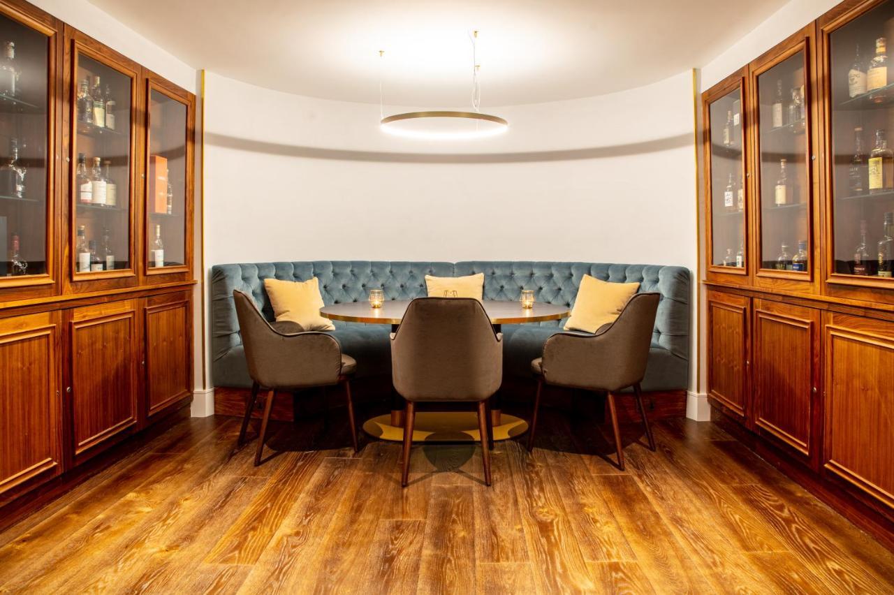 The Roseate Reading Hotel Bagian luar foto The bar at the 2018 refurbishment