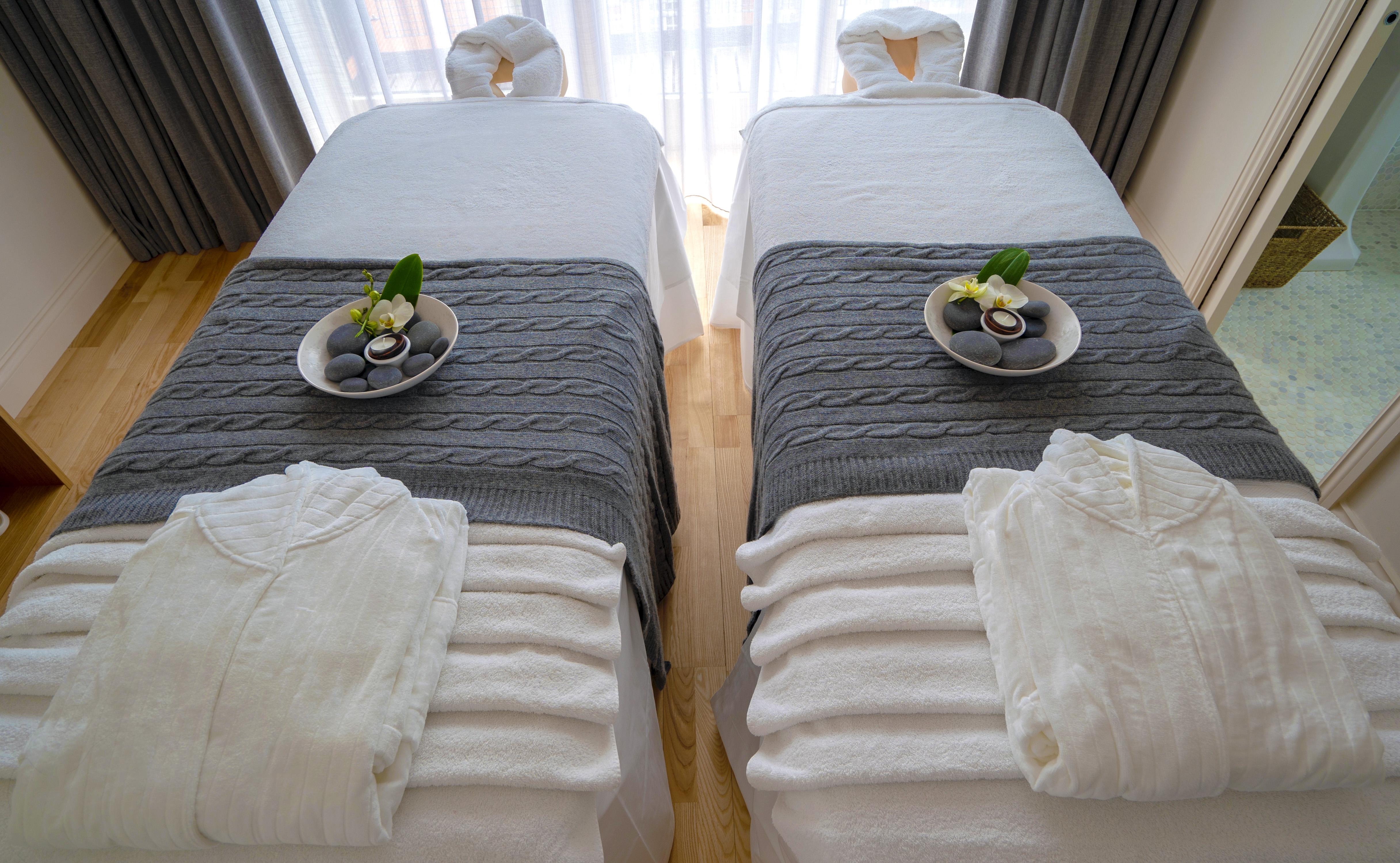 The Roseate Reading Hotel Bagian luar foto Massage beds at a spa