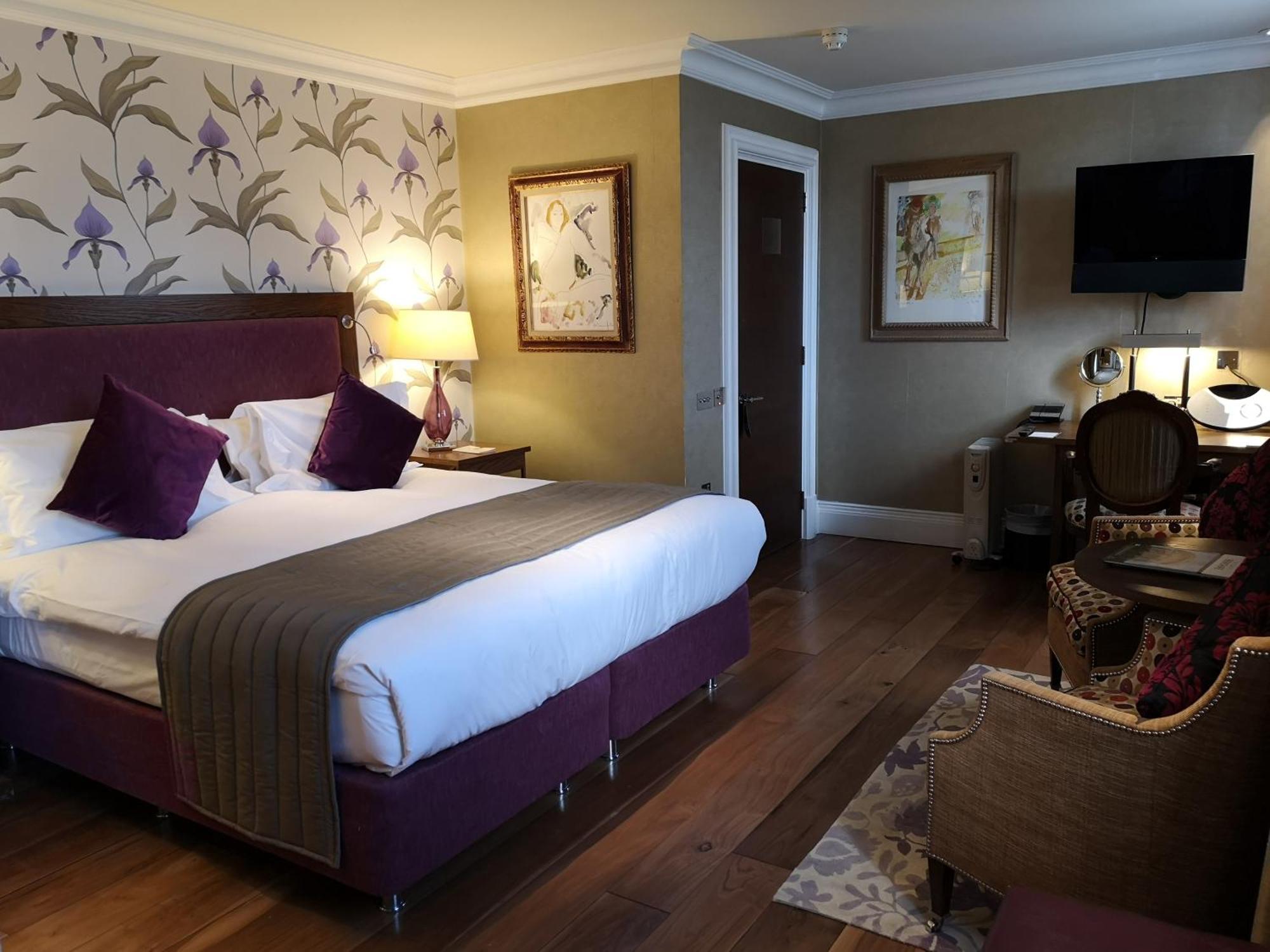 The Roseate Reading Hotel Bagian luar foto A bedroom at the hotel