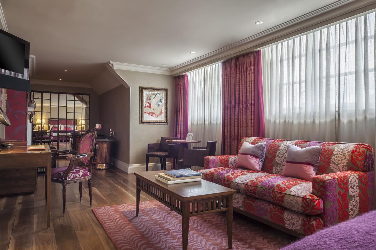 The Roseate Reading Hotel Bagian luar foto A suite at the Mandarin Oriental London
