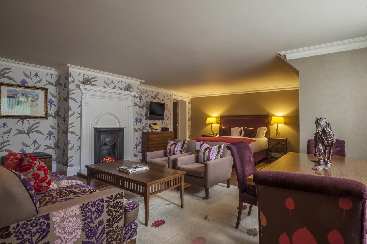 The Roseate Reading Hotel Bagian luar foto The interior of a suite at the hotel
