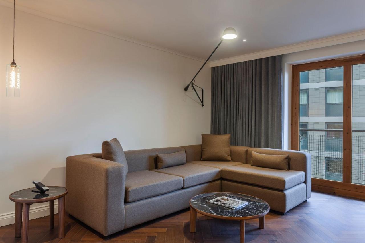 The Roseate Reading Hotel Bagian luar foto A living room at the hotel
