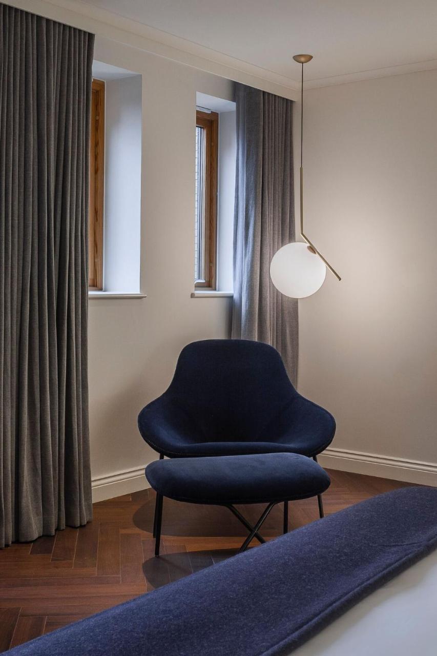 The Roseate Reading Hotel Bagian luar foto Flos ic pendant light