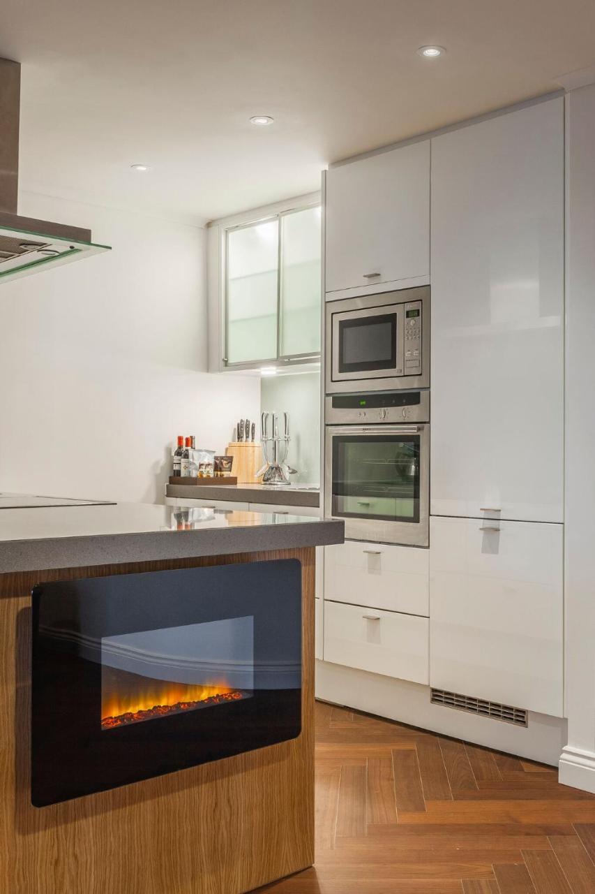 The Roseate Reading Hotel Bagian luar foto A modern kitchen
