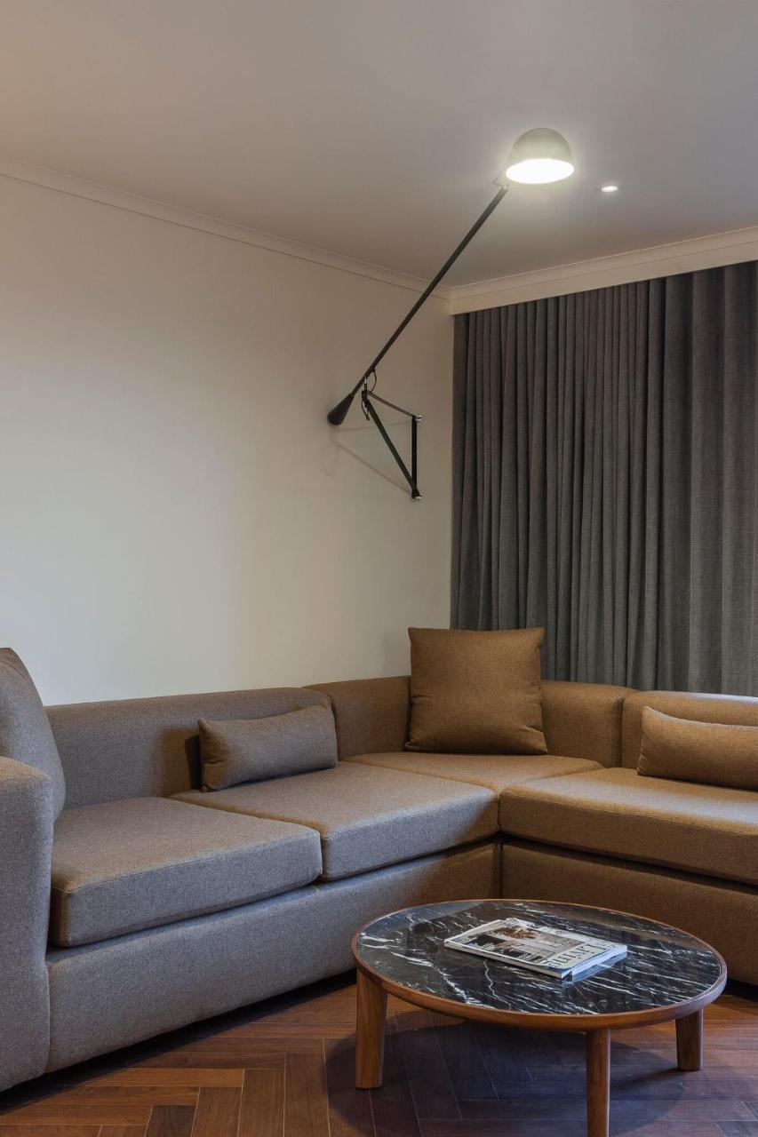 The Roseate Reading Hotel Bagian luar foto A curtain