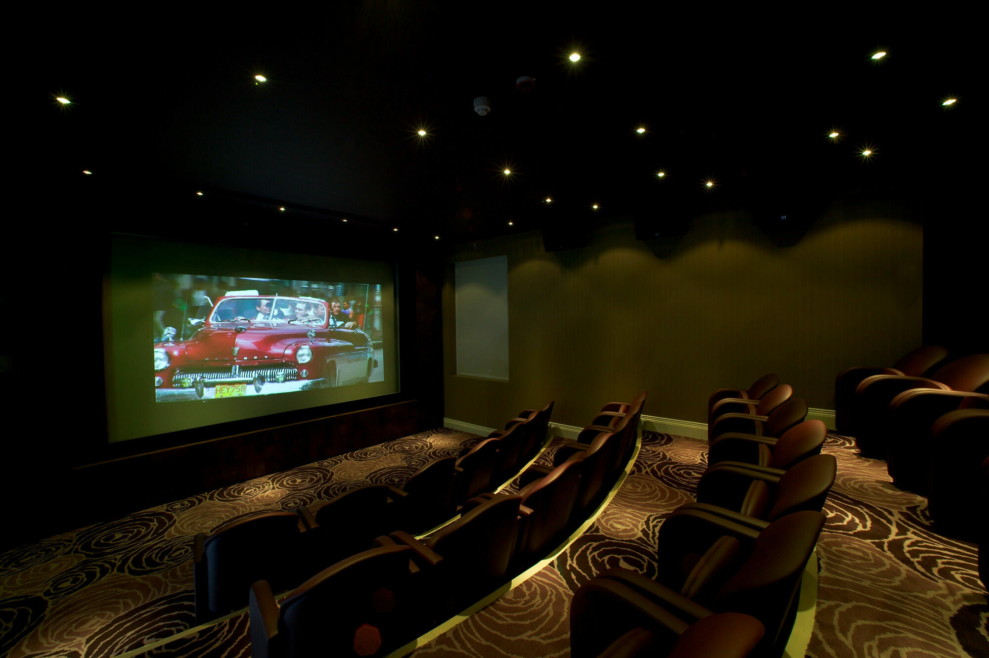 The Roseate Reading Hotel Bagian luar foto A home theater