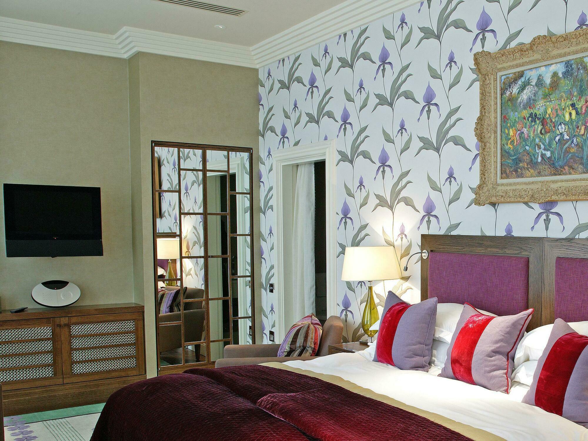 The Roseate Reading Hotel Bagian luar foto A bedroom with wallpaper