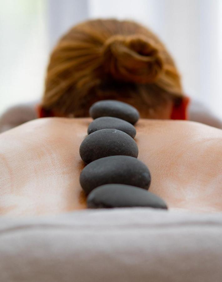 The Roseate Reading Hotel Bagian luar foto Hot stone massage